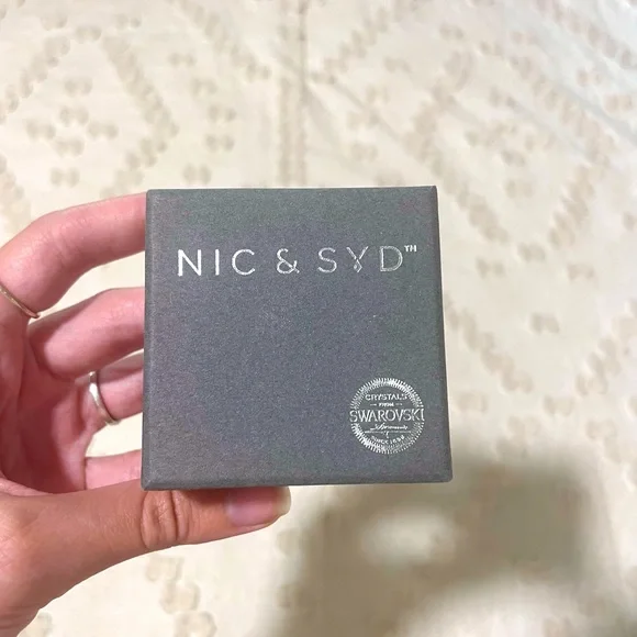 NIC & SYD Swarovski Crystal Necklace - Picture 4 of 6